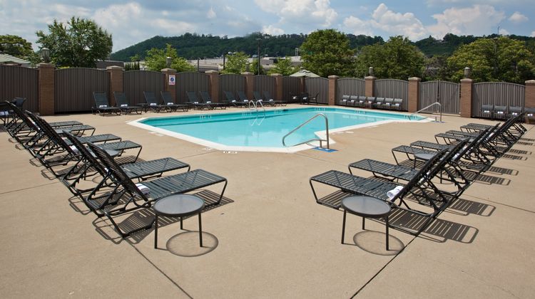 Holiday Inn Cincinnati-Riverfront Pool