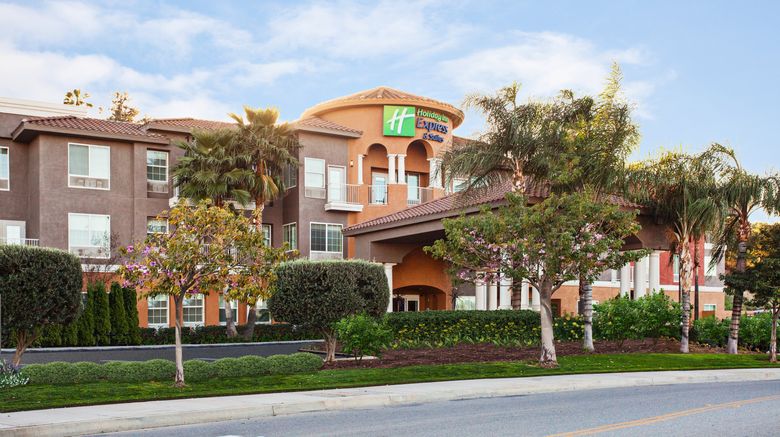 Holiday Inn Express Hotel  and  Suites Exterior. Images powered by <a href="https://www.leonardoworldwide.com" target="_blank" rel="noopener">Leonardo</a>.
