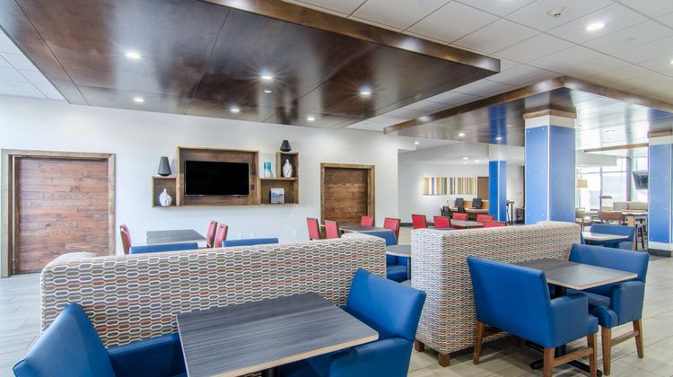 Holiday Inn Express & Suites Atchison Exterior