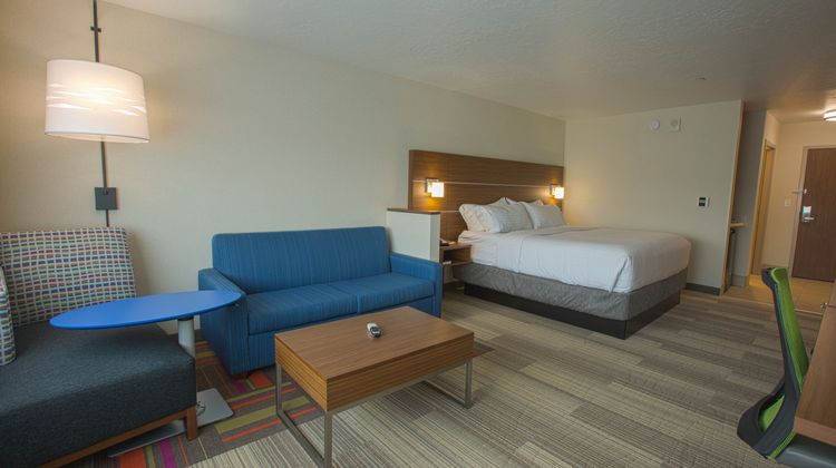 Holiday Inn Express & Suites Airport Suite