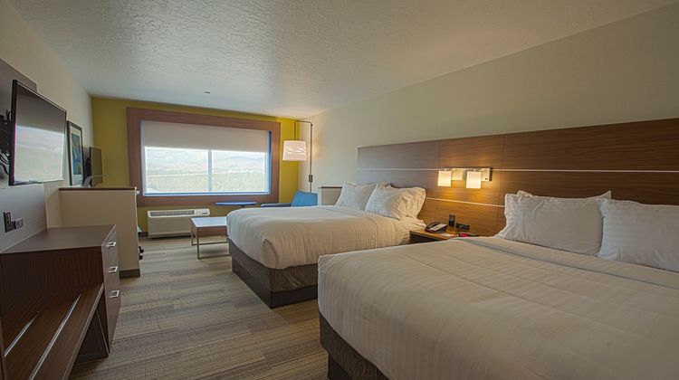 Holiday Inn Express & Suites Airport Suite