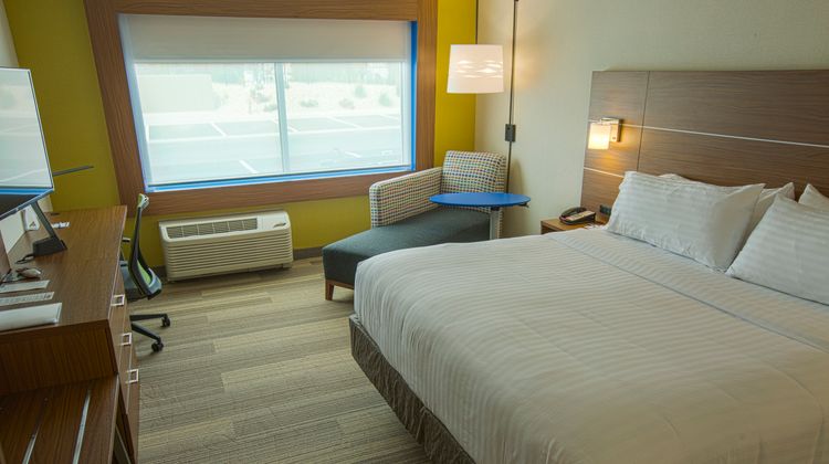 Holiday Inn Express & Suites Airport Room