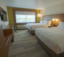 Holiday Inn Express & Suites Airport Room
