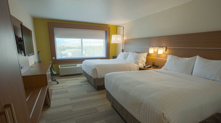 Holiday Inn Express & Suites Airport Room