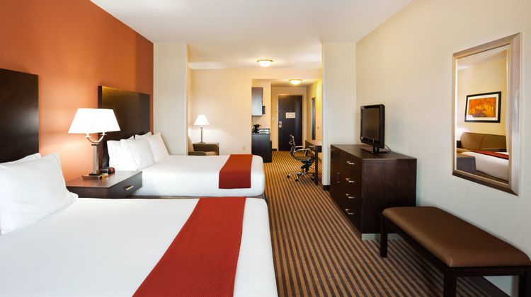 Holiday Inn Express Hotel & Suites Suite