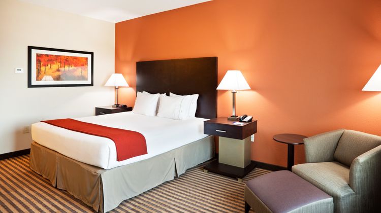 Holiday Inn Express Hotel & Suites Room