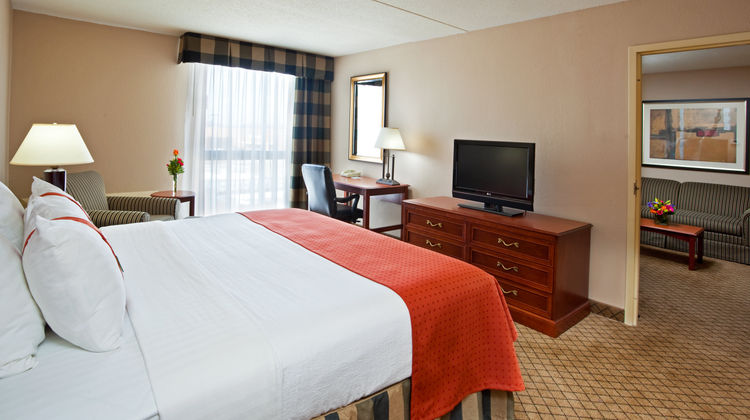 Holiday Inn & Suites Cincinnati-Eastgate Suite