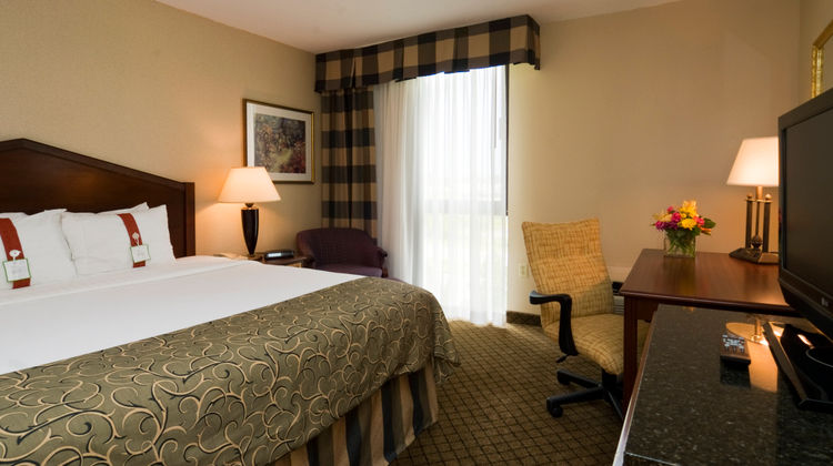 Holiday Inn & Suites Cincinnati-Eastgate Suite