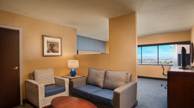 Crowne Plaza Los Angeles Harbor Hotel Suite