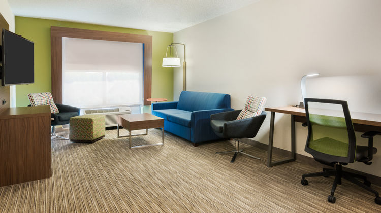 Holiday Inn Express & Suites Bentonville Suite