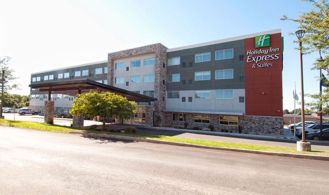 Holiday Inn Express & Suites Johnstown Exterior
