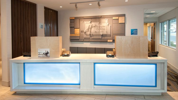 Holiday Inn Express & Suites Johnstown Lobby