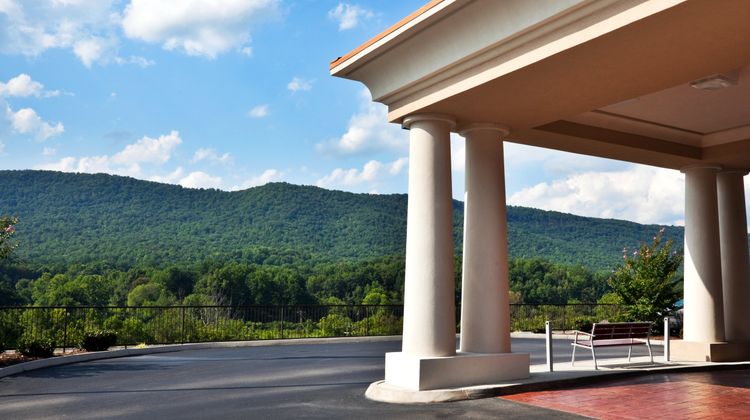 Holiday Inn Express Hotel & Suites Exterior