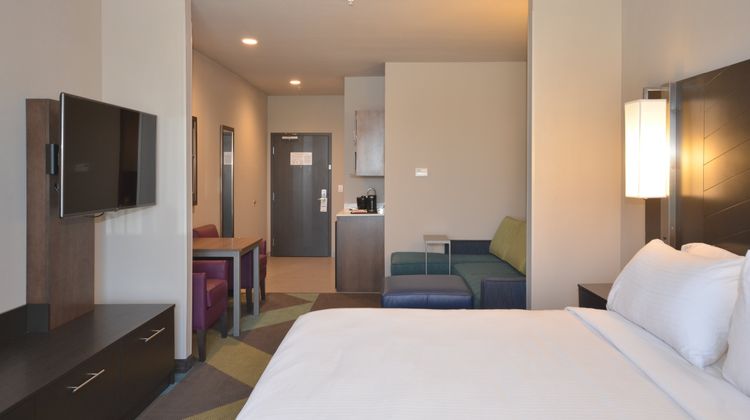 Holiday Inn Express/Stes City Mid-Arpt Suite