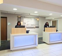 Holiday Inn Express & Stes Oakland Arpt Lobby