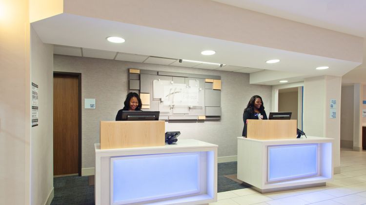 Holiday Inn Express & Stes Oakland Arpt Lobby