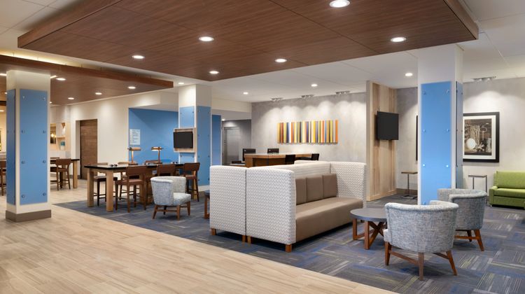 Holiday Inn Exp & Stes Cincinnati South Lobby