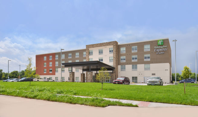 Holiday Inn Express & Suites Omaha Arpt Exterior