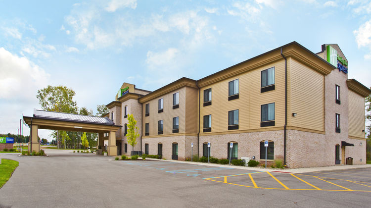 Holiday Inn Express Hastings Exterior