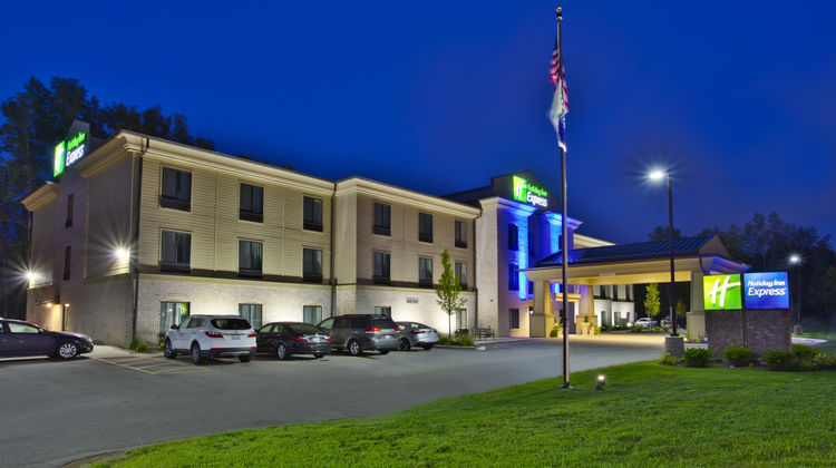 Holiday Inn Express Hastings Exterior