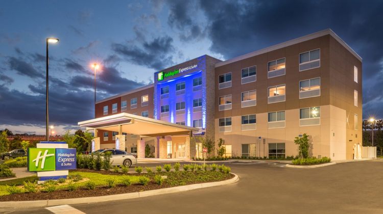 Holiday Inn Express/Suites Wesley Chapel Exterior