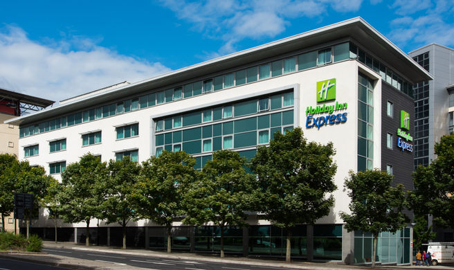 Holiday Inn Express City Centre Exterior