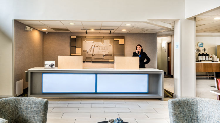 Holiday Inn Express CLT Arpt Belmont Lobby