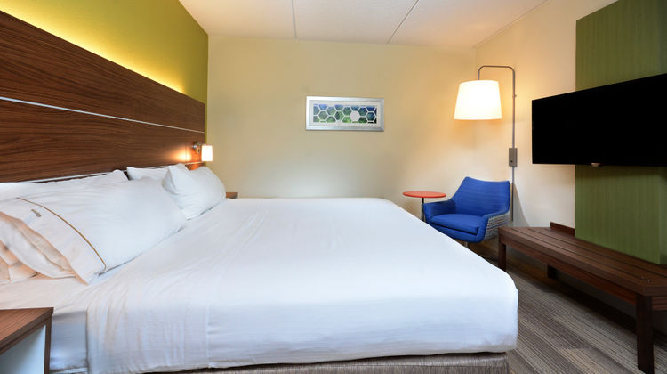 Holiday Inn Express & Suites RDU RTP Room