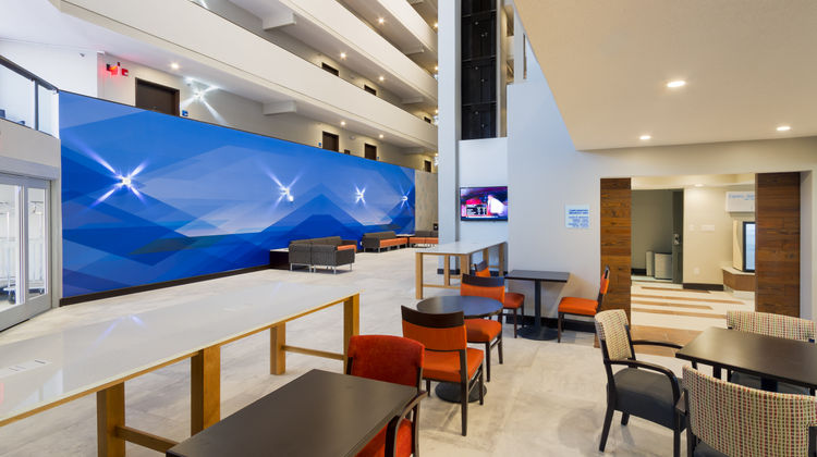 Holiday Inn Express & Suites Medical Lobby