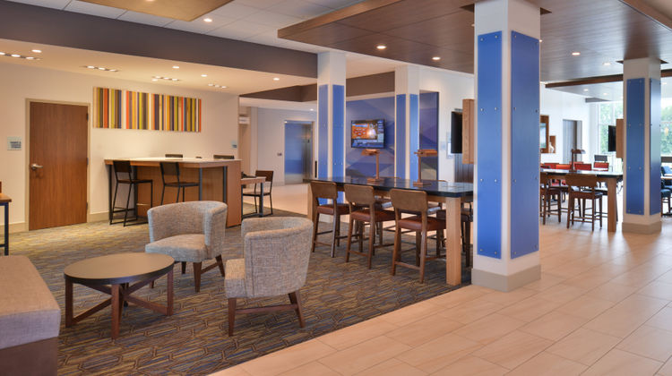 Holiday Inn Express & Suites Omaha Arpt Lobby
