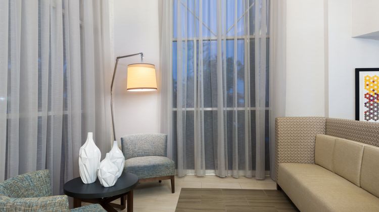 Holiday Inn Express Miami - Doral Lobby