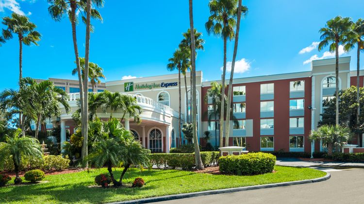 Holiday Inn Express Miami - Doral Exterior