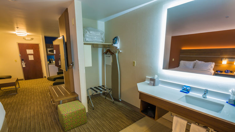 Holiday Inn Express Suite