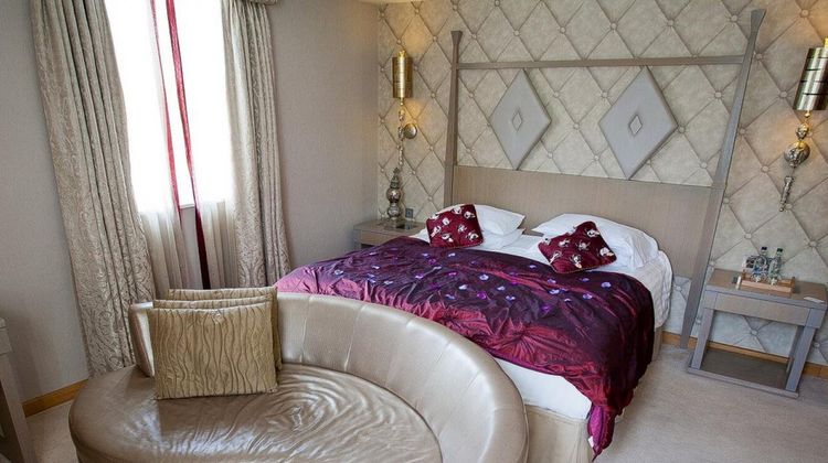 Pinewood Hotel Suite