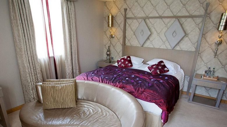 <b>Pinewood Hotel Suite</b>. Images powered by <a href="https://www.leonardoworldwide.com/" title="Leonardo Worldwide" target="_blank">Leonardo</a>.