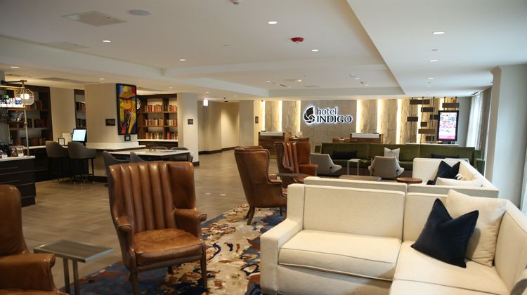 Hotel Indigo Naperville Riverwalk Lobby