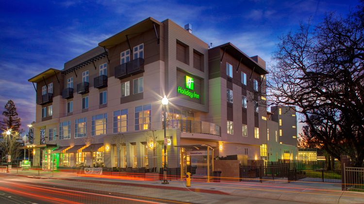 Holiday Inn Windsor Wine Country Exterior