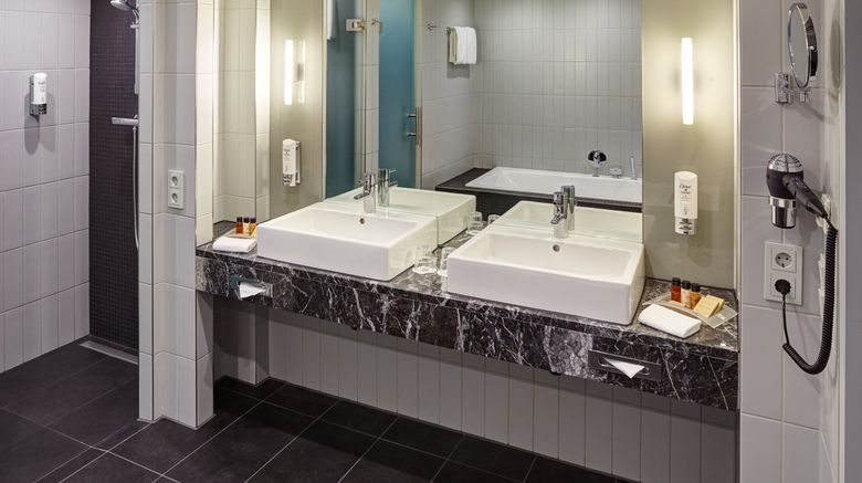 <b>Holiday Inn Berlin Airport Room</b>. Images powered by <a href="https://www.leonardoworldwide.com/" title="Leonardo Worldwide" target="_blank">Leonardo</a>.