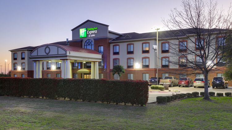 Holiday Inn Express Hotel & Suites Exterior