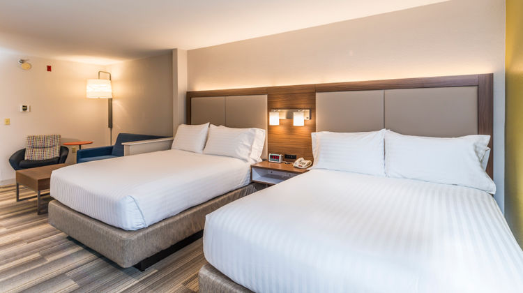 Holiday Inn Express Hotel & Suites Suite