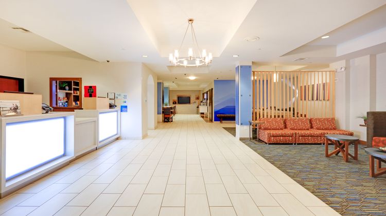 Holiday Inn Express Hotel & Suites Lobby