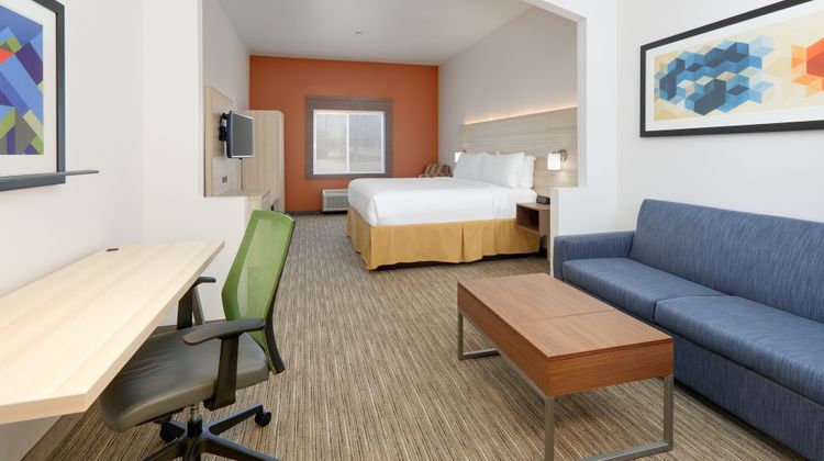 Holiday Inn Express Hotel & Suites Suite