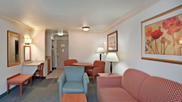 Holiday Inn Express & Suites Burlington Suite
