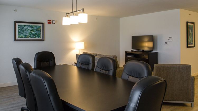Holiday Inn Hotel & Suites Airport Suite