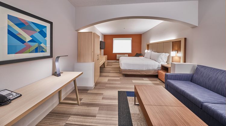 Holiday Inn Express Hotel & Suites Suite