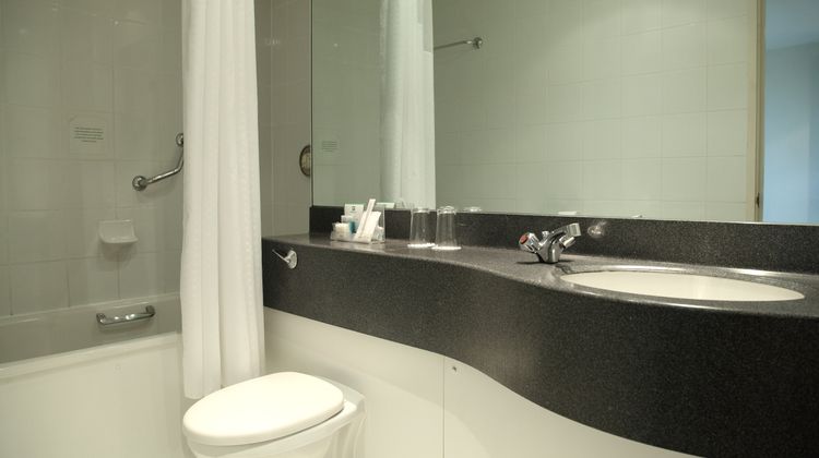 Holiday Inn Cardiff City Centre Room
