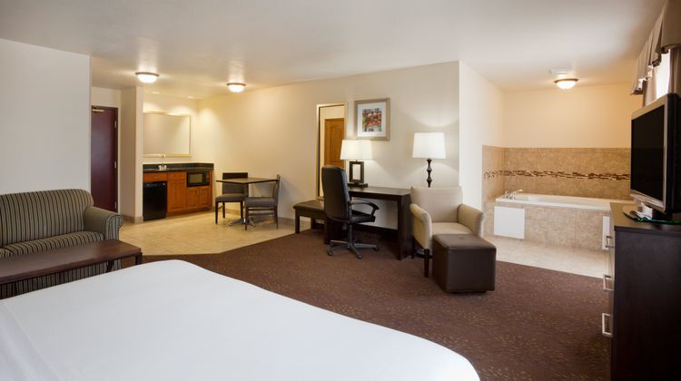 Holiday Inn Express & Suites Suite