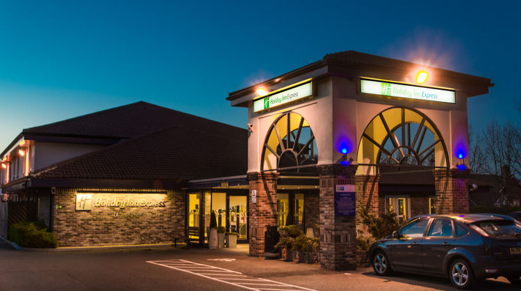 Holiday Inn Express Peterborough Exterior