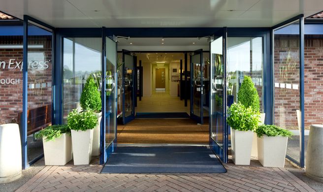 Holiday Inn Express Peterborough Exterior