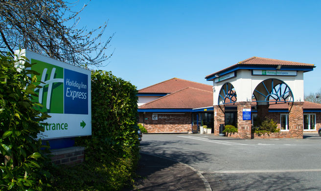Holiday Inn Express Peterborough Exterior